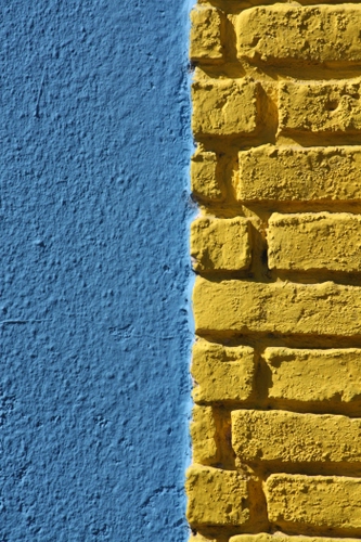 Immagine con mattoni, giallo, azzurro, muro, bicolore, due, colori, ocra, celeste, minimalismo
