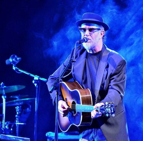 Immagine con chitarra, microfono, cantante, cappello, blu, musica, occhiali