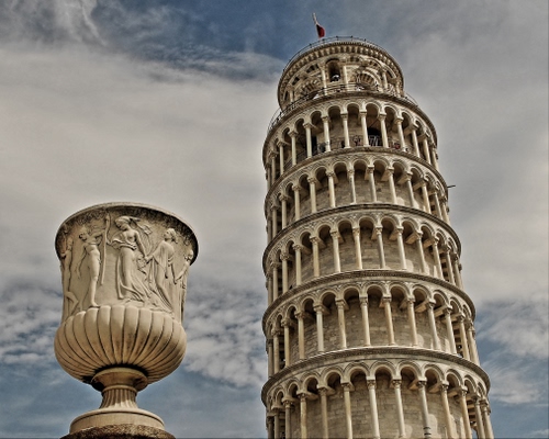 Immagine con torre, pisa, nuvole, colonne, vaso, cielo, archi, monumento, pendente