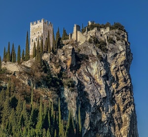 alberi, roccia, castello, torre, rocca, cielo, merli, verde, azzurro, montagna, sperone, castelli, strapiombo, cipressi, rovine