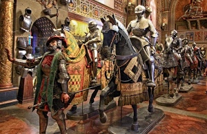 museo, armature, cavalli, cavalieri, elmi, manichini, corazze, spada, statue, piedistalli, salone, costumi, interno, spade, bardature, tappeti