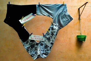 mollette, triangolo, pantaloni, bermuda, muro, originalità, cestino, nero, appesi, filo, fantasia, bucato, verde, azzurro, tre, pantaloncini, originale, fili