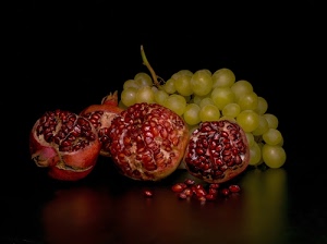 uva, frutta, rosso, grappolo, melograni, melograno, acini, chicchi, nero, verde, semi, melagrana, natura, morta, bianca, riflessi, giallo, tavolo, quattro