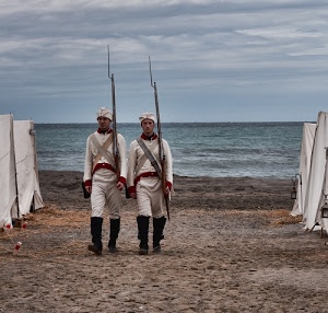 mare, tende, due, soldati, spiaggia, baionette, fucili, stivali, sabbia, divise, nuvole, bianco, rievocazione, accampamento, uniforme, militari, fucile, guardie, costumi, acqua, armi, uniformi, divisa, cielo