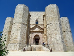 castello, torri, azzurro, cielo, scalinata, portone, persone, triangolo, scale, foglie, pianta, verde, pietre, ottagonale, ingresso, architettura, porta, normanno, mattoni, ringhiera, puglia, timpano