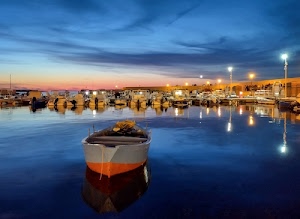 mare, luci, barche, lampioni, porto, cielo, tramonto, acqua, barca, blu, azzurro, nuvole, riflessi, alba, molo, imbarcazioni, natanti, rosso