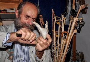 bastoni, barba, artigiano, mani, legno, uomo, coltello, scultore, camicia, intagliatore