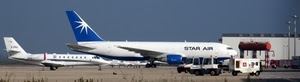 aerei, bianco, aeroporto, pista, cielo, blu, aeroplani, due, code, automezzi, velivoli, volare, ali, serbatoio, cisterna