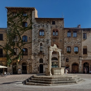 pozzo, finestre, piazza, porte, rampicante, edera, case, gradini, cielo, palazzi, sedie, scalini, tavolini, borgo, palazzo, persone, archi, paese, pietra, azzurro