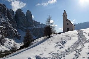 neve, campanile, cielo, alberi, montagna, montagne, nuvole, inverno, chiesa, orme, chiesetta, cappella, bianco, controluce, vette, strada, sole, azzurro, croce, ombre